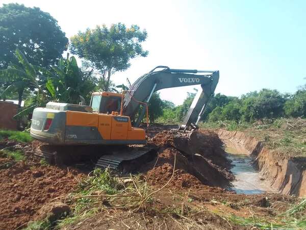 Realizan limpieza del arroyo Jaguary para evitar inundación de casas de vecinos - Nacionales - ABC Color
