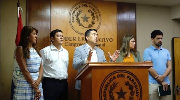 Opositores proponen carrera legislativa ante nepotismo y altos salarios