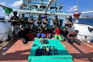 India rescata a 19 tripulantes de navío secuestrado por piratas somalíes - Mundo - ABC Color