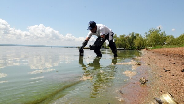 El lago Ypacaraí es el "inodoro" de 21 municipios de Central: El agua no es apta para "nadar"