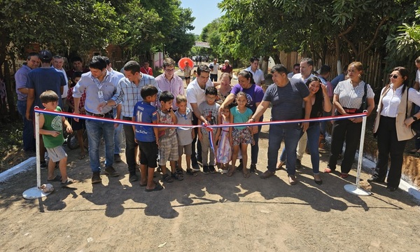 Inauguraron pavimentación de una calle en barrio Maristas de Coronel Oviedo