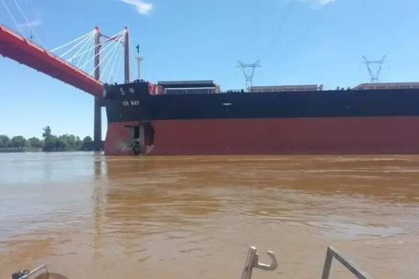 Video: retiran barco que chocó contra un puente en Argentina - Mundo - ABC Color