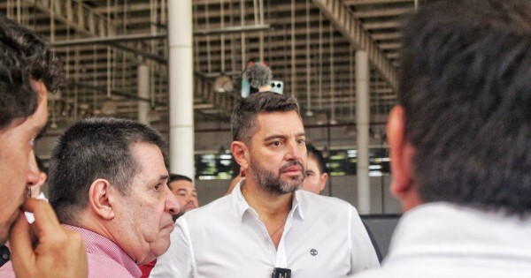 La presión de los intendentes por el almuerzo divide al cartismo y pone en riesgo la ley