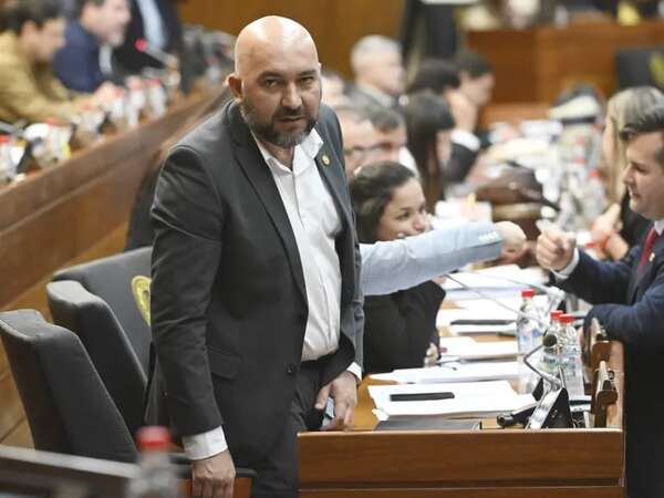 Testigo de Fiscalía era “reclutador” de alumnos para instituto ligado a Arévalo - Política - ABC Color