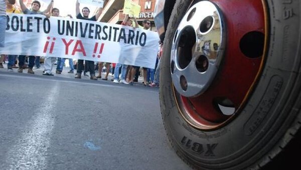 Estudiantes universitarios se movilizan en defensa del Arancel Cero