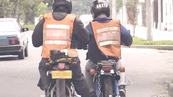 Motoqueiros pillados haciendo "piecito" podrían ligar multaza