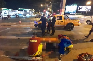 Conductor entra de contramano y choca frontalmente a motociclistas