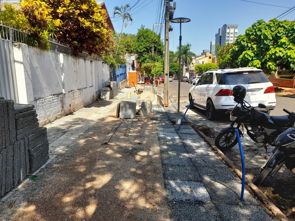 Los trabajos de intervención de las veredas en la calle Villarica continúan avanzando.