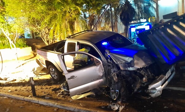 Chofer dejó a dos personas gravemente heridas en un accidente de tránsito - La Tribuna