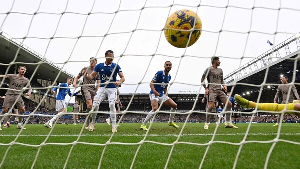 Everton anula a balón parado la victoria del Tottenham