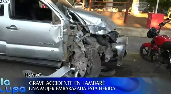 Terrible accidente en Lambaré: Perdió el control, cruzó en contramano y atropelló a dos personas en motocicleta - Noticias Paraguay
