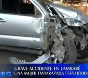 Perdió el control y atropelló a dos personas en moto - Paraguay.com