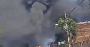 La Nación / Controlan incendio de gran magnitud en una gomería de Itauguá