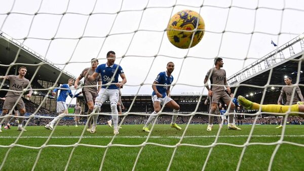 Everton anula a balón parado la victoria del Tottenham