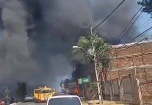 En plena jornada laboral sintió un olorcito y ¡se quemó toda su gomería!: “yo culpo a la Ande”