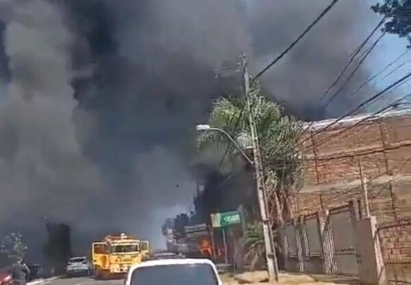 En plena jornada laboral sintió un olorcito y ¡se quemó toda su gomería!: “yo culpo a la Ande”