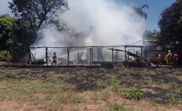 Anciano quedó en la calle por incendio de su vivienda