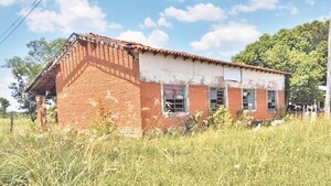 Entre malezas y con riesgo de colapso iniciarán clases