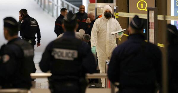 La Nación / Ataque con arma blanca deja 3 heridos en París