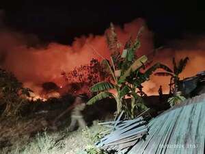 Incendio destruye más de 5 km de vegetación y bomberos suplican que no se queme más basura - Policiales - ABC Color