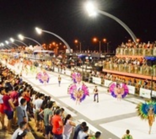 Colorido corso encarnaceno atrae turistas de todo el país - Paraguay.com