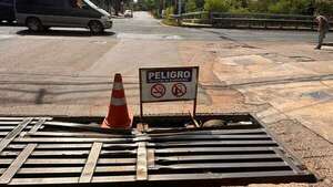 Estación de servicios señaliza peligrosa rejilla porque la Municipalidad de Asunción no la repara pese a cercanía - Nacionales - ABC Color