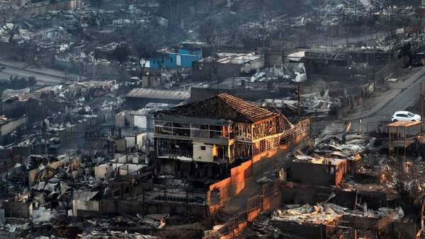 Suben a 64 los muertos por incendios en Chile y esa cifra "va a crecer", anuncia presidente