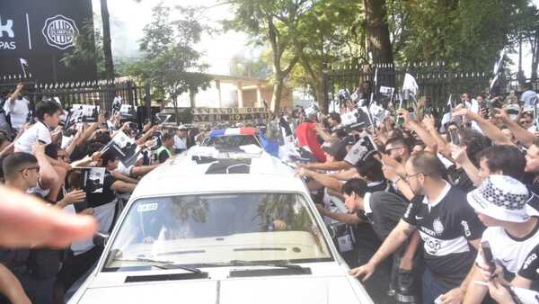 La caravana de despedida de Osvaldo Domínguez Dibb