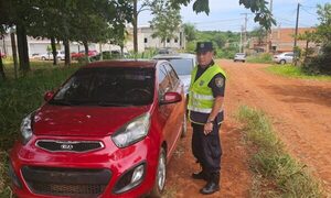 Hallan abandonado automóvil denunciado como hurtado