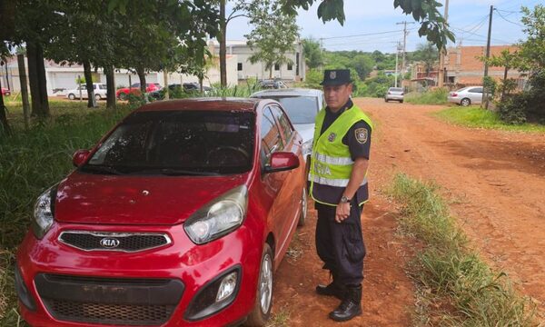 Hallan abandonado automóvil denunciado como hurtado