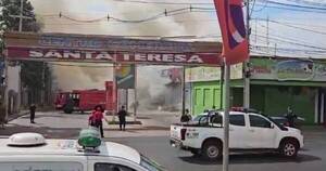 La Nación / Incendio de gran proporción consumió local comercial del Mercado de Abasto