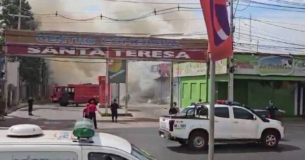 La Nación / Incendio de gran proporción consumió local comercial del Mercado de Abasto