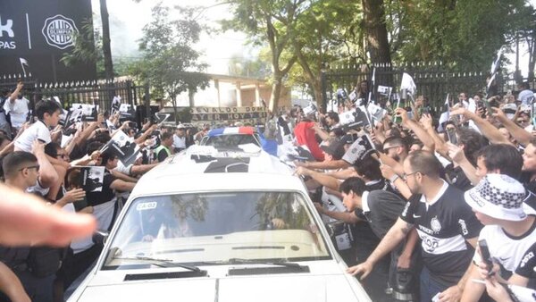 La caravana de despedida de Osvaldo Domínguez Dibb