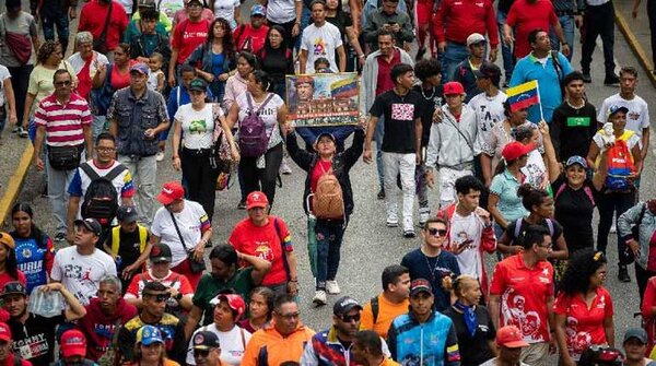 Miles de chavistas conmemoran los 32 años del golpe de Estado fallido de Hugo Chávez