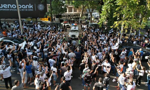 Fin de una era franjeada: Inmensa caravana despidió al Campeón de América y el Mundo Osvaldo Domínguez Dibb