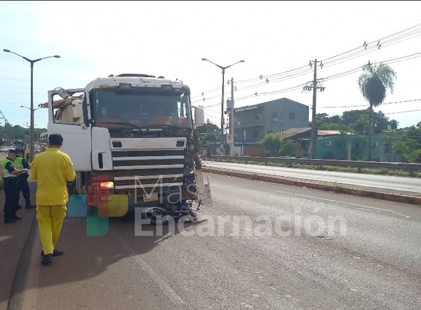 Mujer muere tras ser arrollada por un camión que quedó sin frenos sobre Ruta PY06