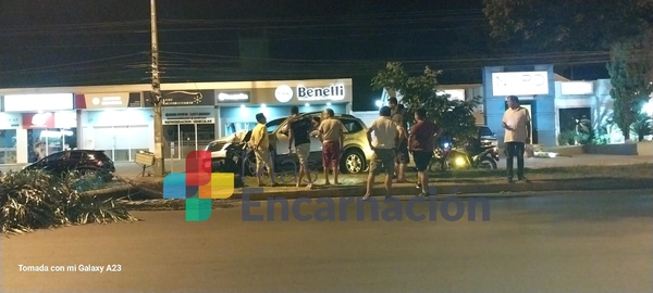 Conductor borracho sup. intentó evitar chocar contra otro vehículo y terminó derribando un árbol