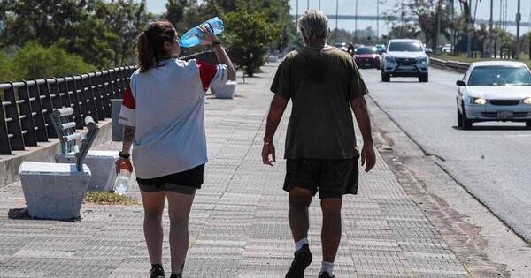 La Nación / Ola de calor: aconsejan protegerse la cabeza e hidratarse con agua