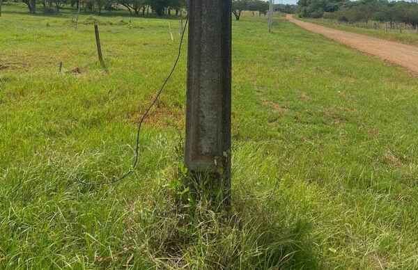 Fue a orinar, se apoyó por una columna y acabó electrocutado