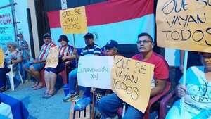 Jubilados se encadenan frente a Caja Municipal para exigir intervención - Nacionales - ABC Color
