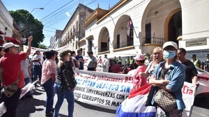 Jubilados exigen intervención y se encadenan frente a la Caja de Jubilaciones Municipales