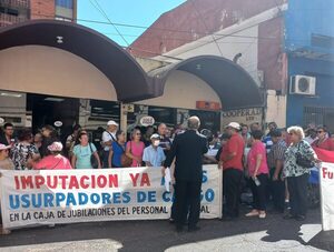 Jubilados municipales se encadenan para cobrar sus haberes atrasados · Radio Monumental 1080 AM