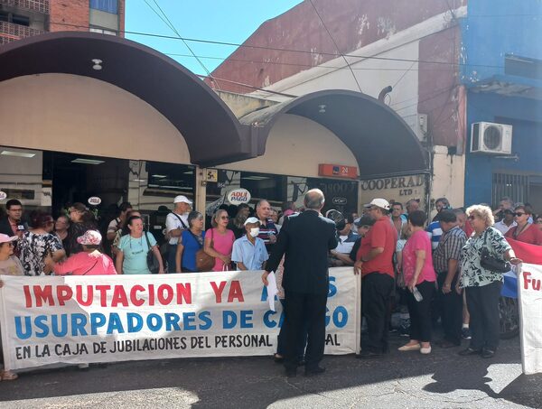 Jubilados municipales se encadenan para cobrar sus haberes atrasados · Radio Monumental 1080 AM
