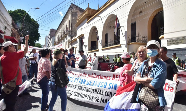 Exigen intervención y se encadenan frente a la Caja de Jubilaciones Municipales