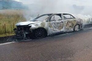 Vehículo se incendia por completo  cuando una familia viajaba