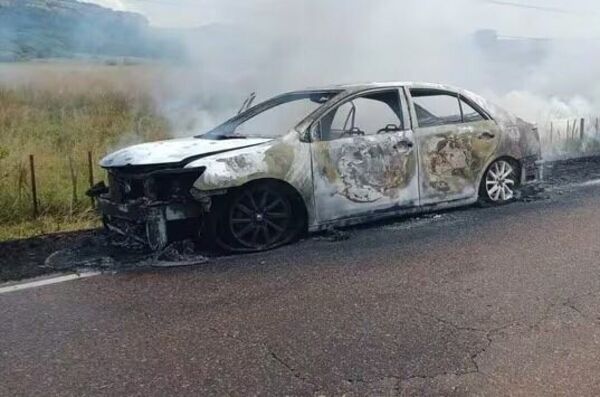 Vehículo se incendia por completo cuando una familia viajaba