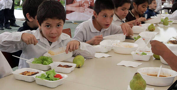 Intendentes se reúnen con “Santi” para conocer del proyecto “Hambre cero en las escuelas”