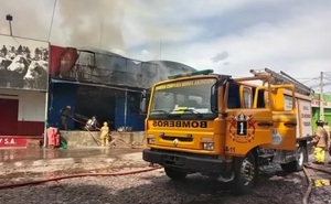 Cortocircuito provoca fuego en distribuidora del Abasto
