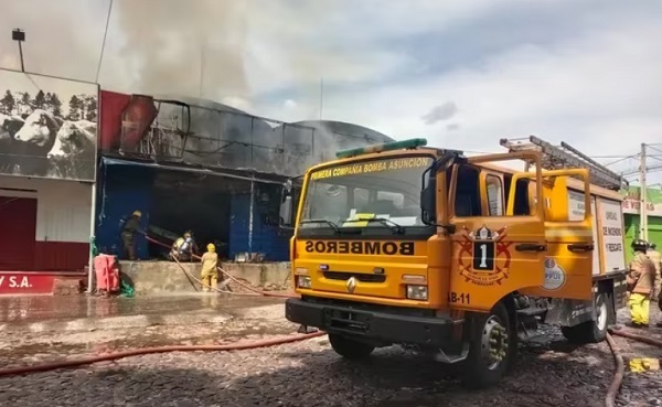 Cortocircuito provoca fuego en distribuidora del Abasto