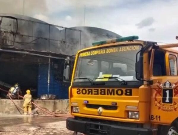 Falla eléctrica provoca incendio en distribuidora en el mercado de Abasto · Radio Monumental 1080 AM